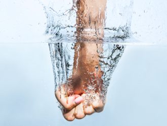 Imagem representativa da força da água ao utilizar pressurização hidráulica. Créditos da imagem: @takoburrito Fotolia_164613374